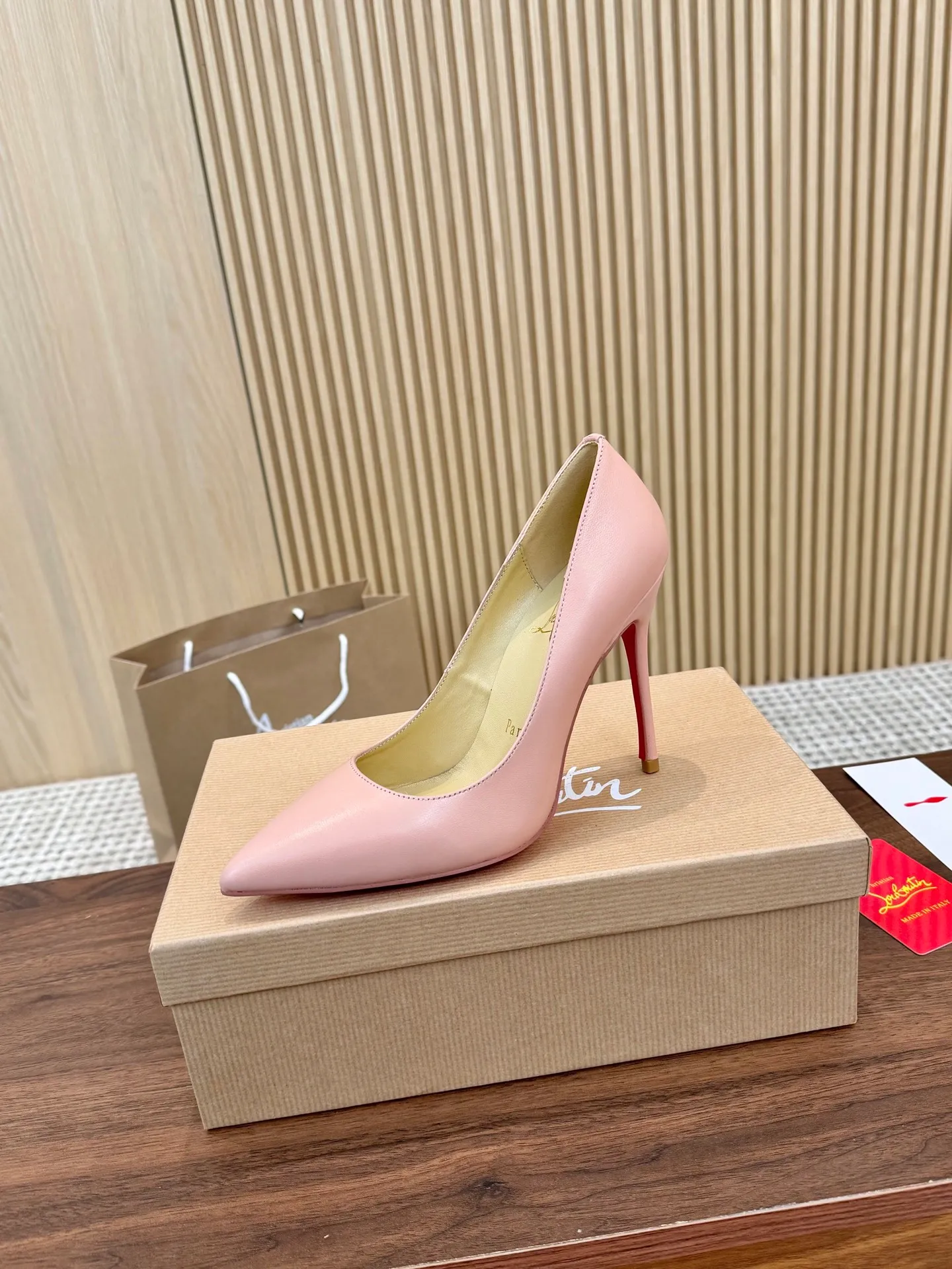 👟👟Ex-factory price 440👟👟 Genuine leather sole +40 Year-round shipment💝Christian Louboutin CL👠 Classic "Matte💎Cow Leather💎Series" noble and luxurious, real blingbling👟👟 Real materials, all customized by the pattern maker, and the materials are made of original customized materials to achieve the taste of the original 6 color options 💍 Upper: Imported 👉 cowhide 💪 Lining: Sheepskin foot pad/lining Size: 34-40.41.42 Heel height: 10.5cm and 8.5cm two options Leather sole Rubber sole